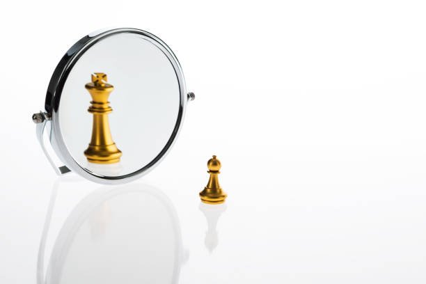 golden chess pawn imagining itself as a king
